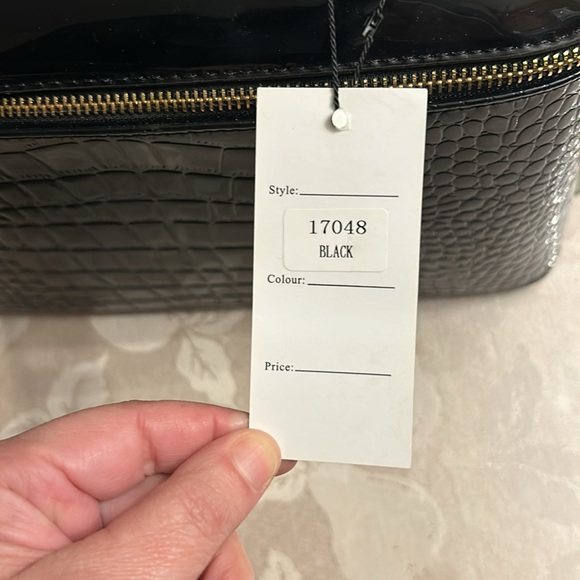 Black purse includes over shoulder strap - Picture 6 of 6